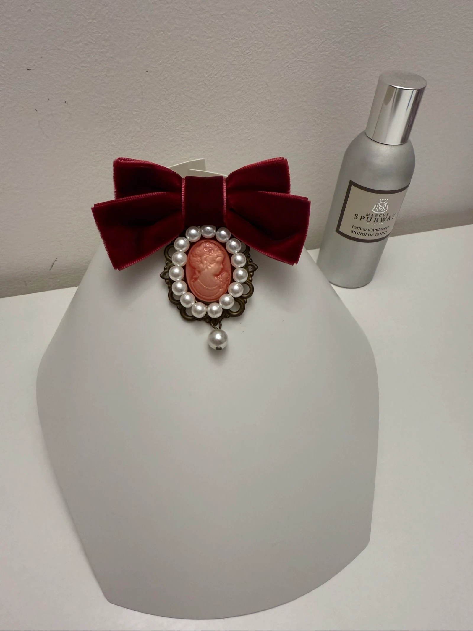 Broche rouge avec perle et camée